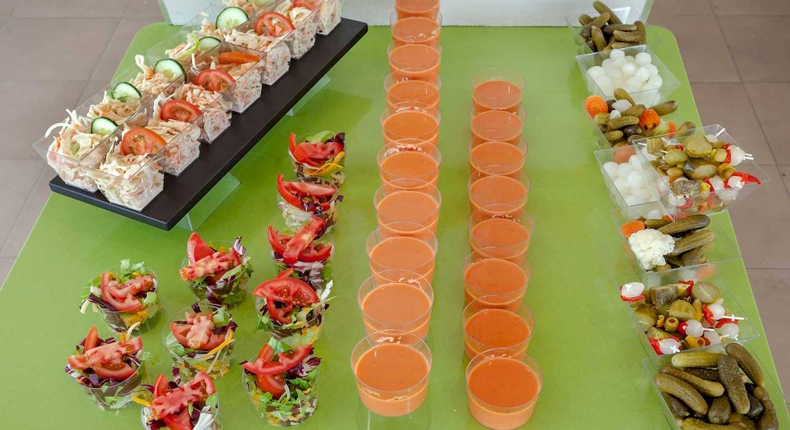 Buffettisch im Occidental Jandia Playa mit verschiedenen Salaten, Tomaten, Gurken, Tomatensaft und Beilagen.