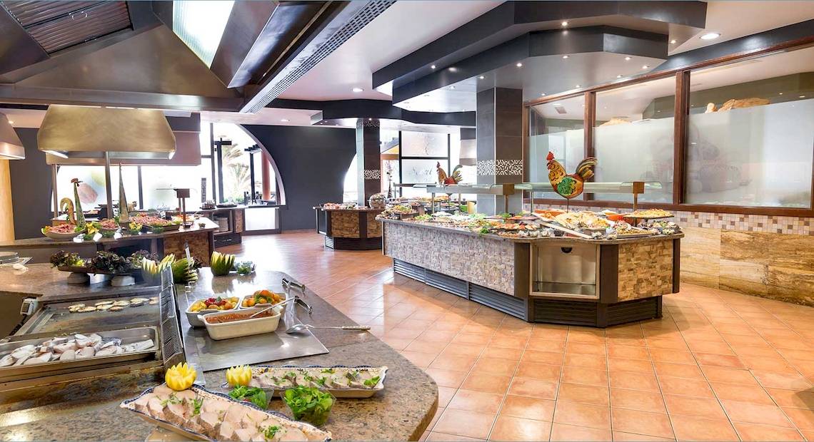 Buffetrestaurant im Hotel Occidental Jandia Playa mit verschiedenen Speisen und Gerichten.
