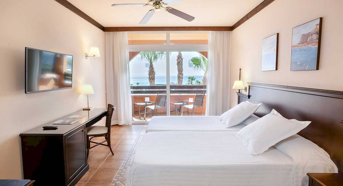Doppelzimmer im Occidental Jandia Playa mit Blick auf den Ozean und eine Terrasse.