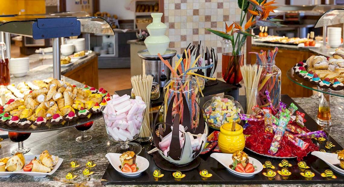 Süßigkeiten-Buffet im Occidental Jandia Playa mit verschiedenen Kuchen, Marshmallows und weiteren Leckereien.