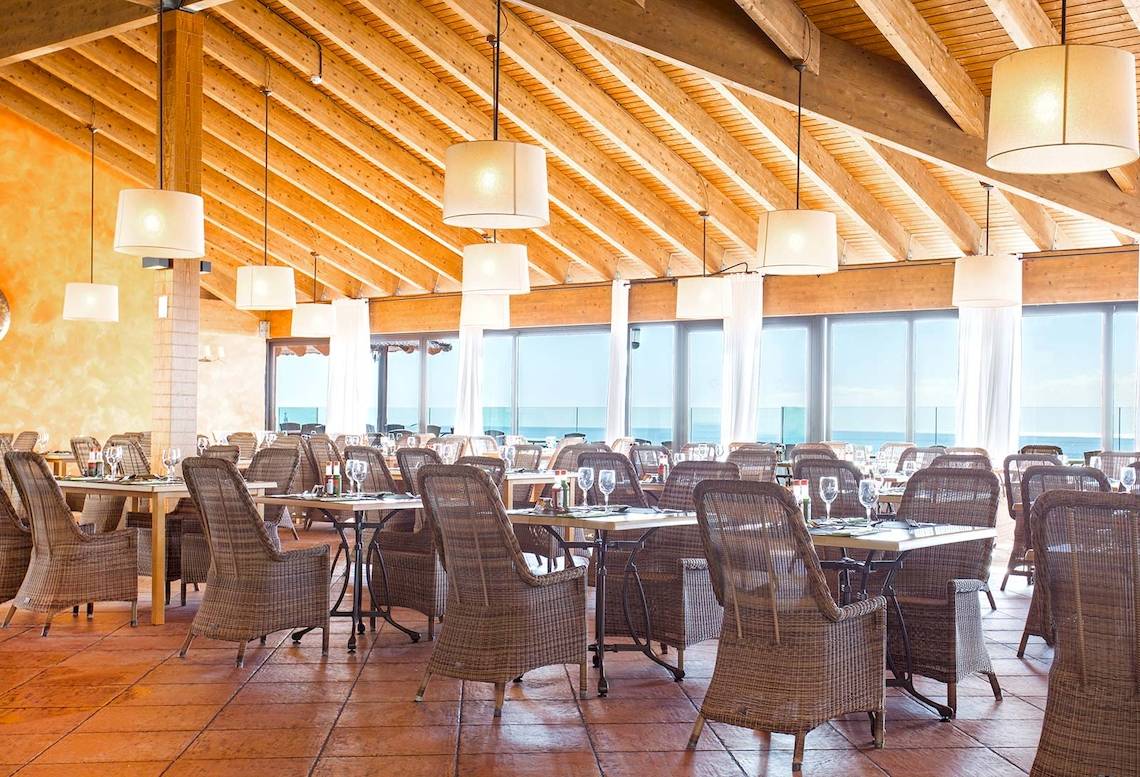 Innenansicht des Restaurants im Landmar Costa Los Gigantes Hotel mit vielen Tischen und Stühlen.