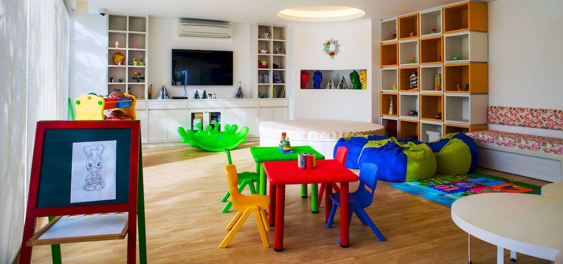 Kinderzimmer im Salinda Resort Phu Quoc Island mit bunten Möbeln und Spielzeug.