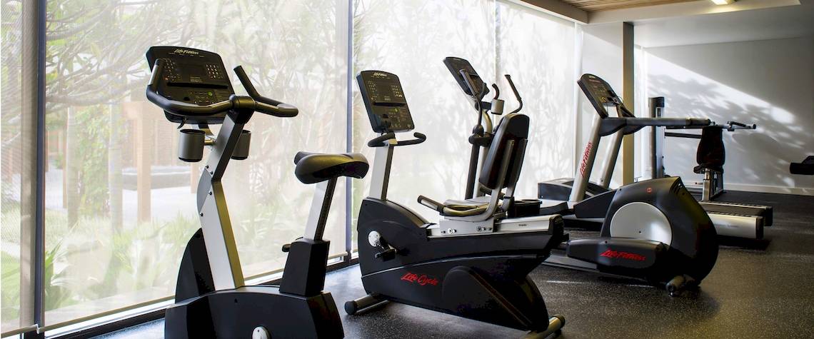 Fitnessstudio im Salinda Resort auf Phu Quoc Island mit Blick auf Bäume und Pflanzen