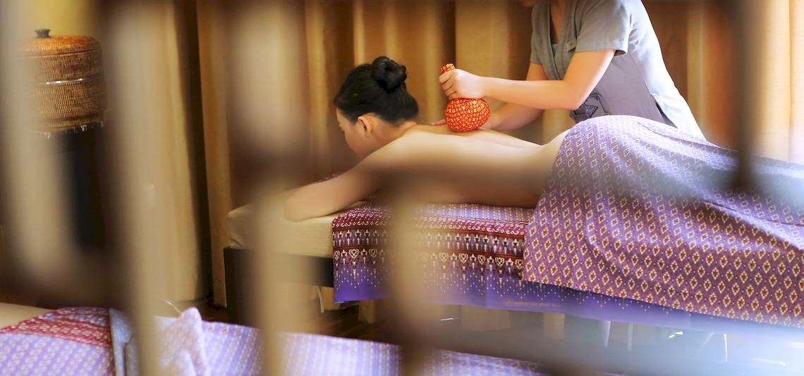 Eine Frau erhält eine Massagebehandlung im Salinda Resort Phu Quoc Island.