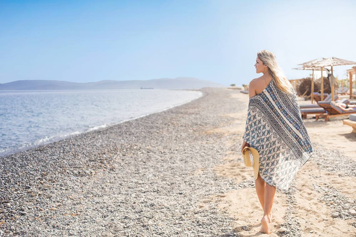 Frau am Strand des Mitsis Ramira Beach Hotels mit Blick auf das Meer