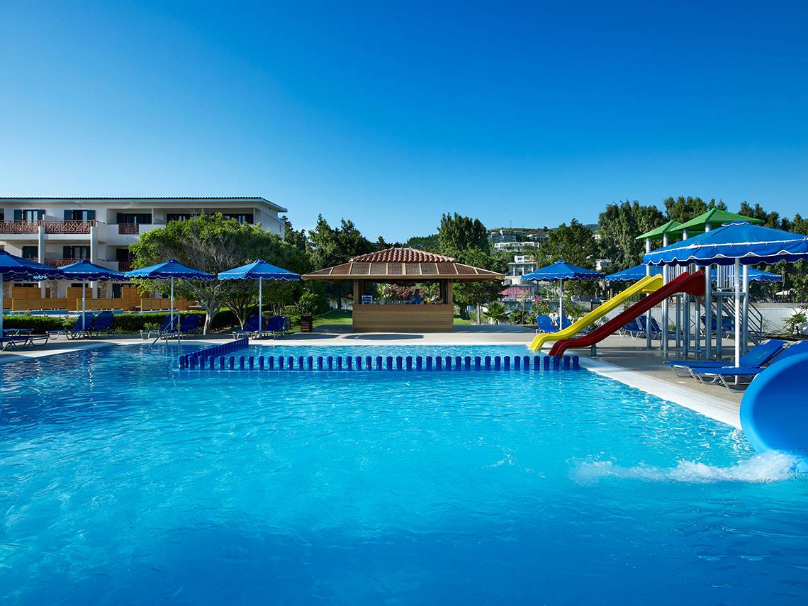 Außenpool des Mitsis Ramira Beach Hotel mit Rutschen und Sonnenschirmen