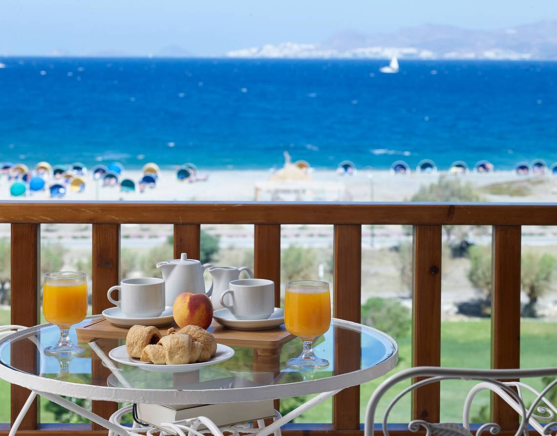 Frühstück auf der Terrasse des Mitsis Ramira Beach Hotels mit Blick auf das Meer.