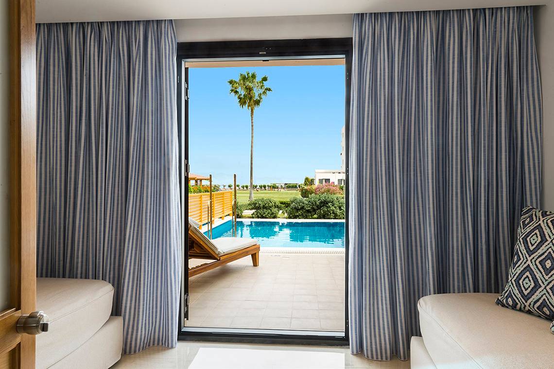 Ein Blick auf den Pool vom Mitsis Ramira Beach Hotel Zimmer aus.