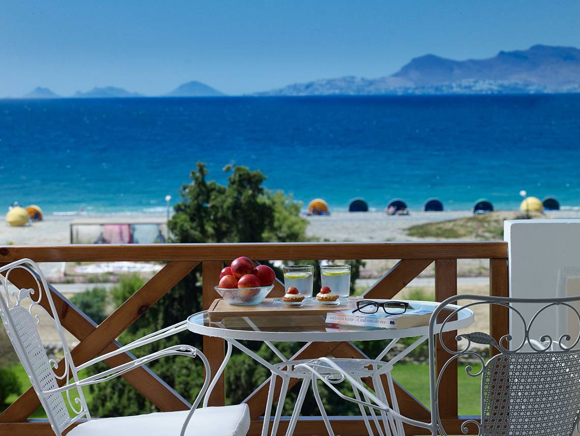 Aussicht von der Balkon des Mitsis Ramira Beach Hotels auf das Meer und den Strand.