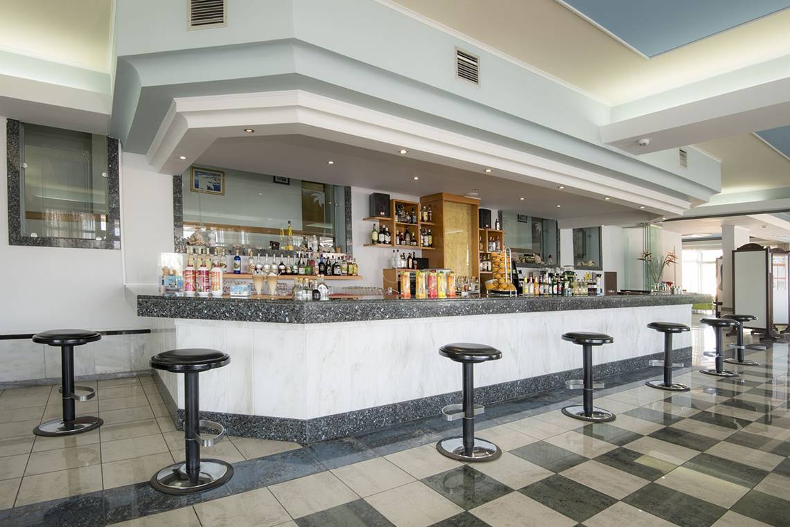 Rezeption des Kosta Palace City Hotels mit Bar und Hockern