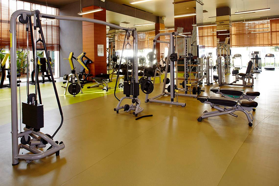 Fitnessstudio im Titanic Deluxe Golf Belek Hotel mit verschiedenen Trainingsgeräten
