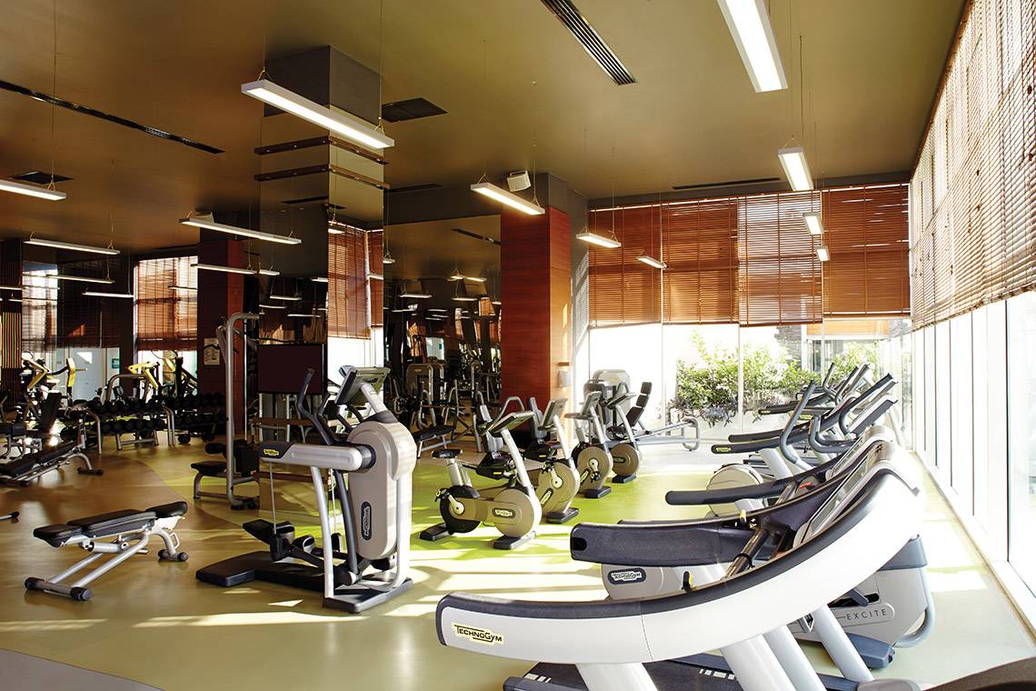 Fitnessstudio im Titanic Deluxe Golf Belek Hotel mit vielen Geräten und Geräten.