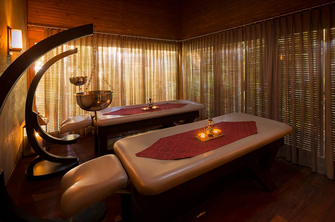 Spa-Behandlungsraum im Titanic Deluxe Golf Belek mit zwei Behandlungstischen und Ambientebeleuchtung.