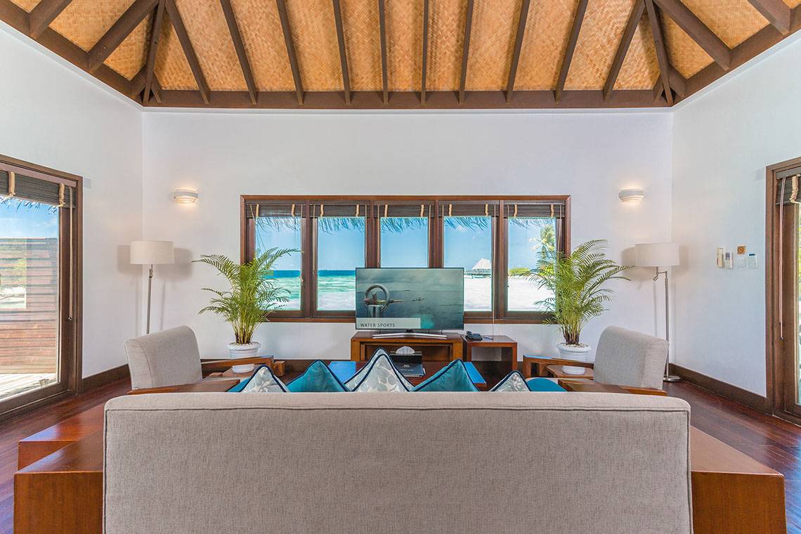 Wohnzimmer mit Fernseher und Meerblick im Bandos Maldives