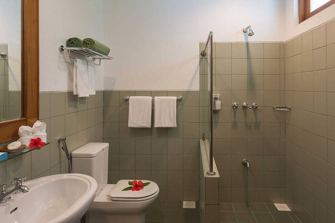 Badezimmer im Hotel Bandos Maldives mit Toilette, Waschbecken und Dusche.