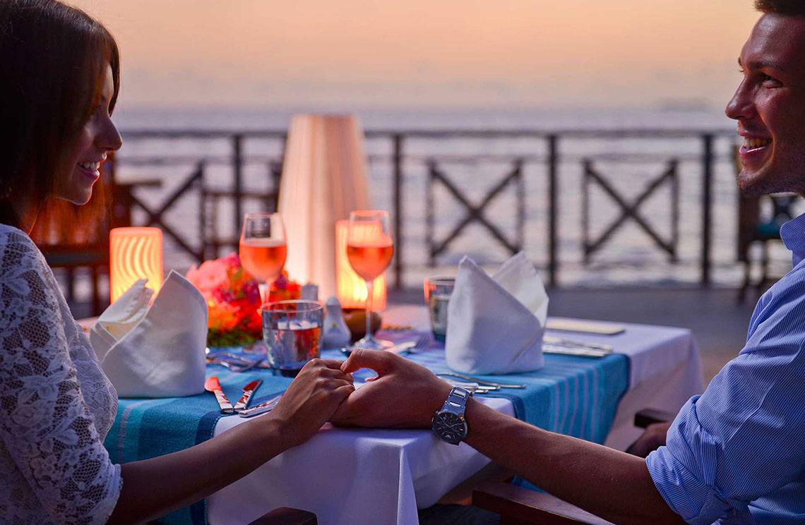 Paar bei romantischem Abendessen im Hotel Bandos Maldives
