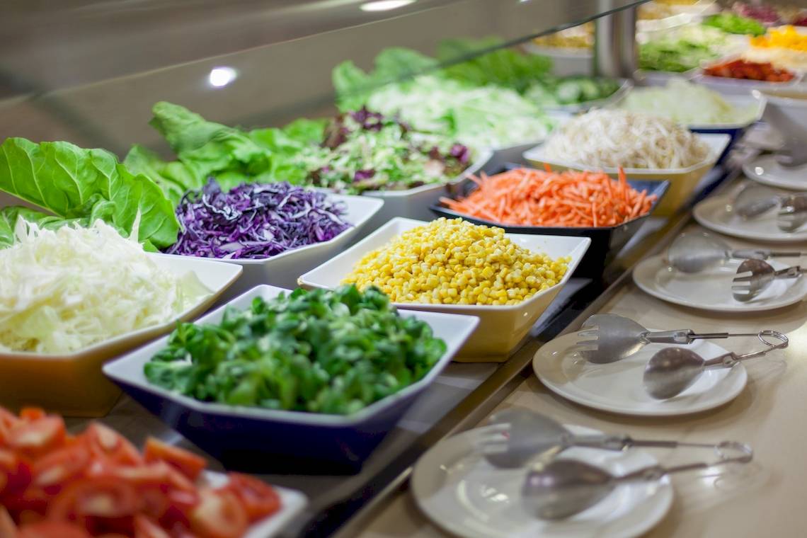 Buffet mit verschiedenen Gemüsesorten und Salaten im Timor Hotel.