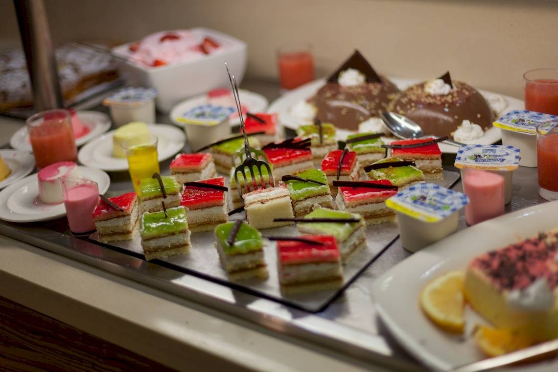 Buffet mit verschiedenen Desserts und Getränken im Timor Hotel.