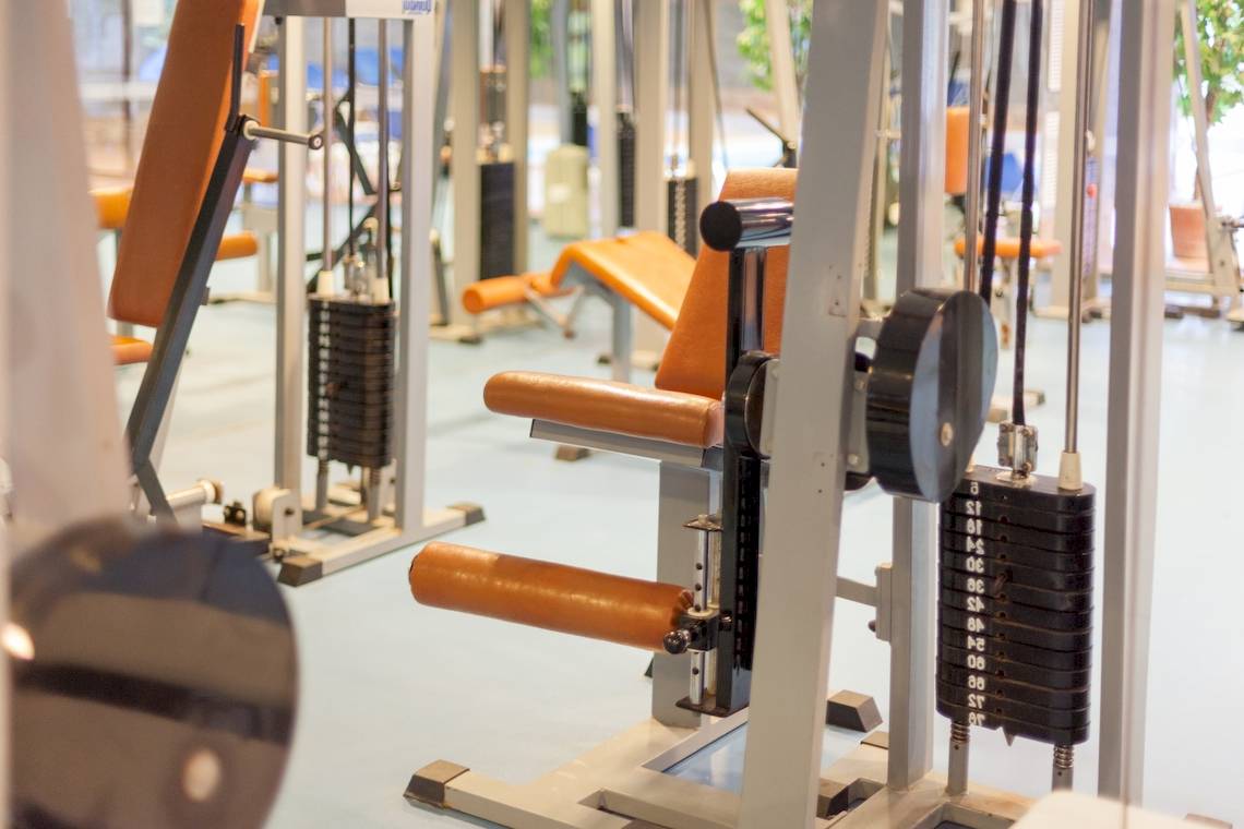 Fitnessgeräte im Fitnessstudio des Timor Hotels.