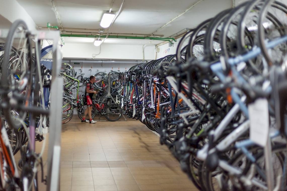 Ein Mann steht in einem Fahrradverleih im Timor Hotel und betrachtet die Räder.