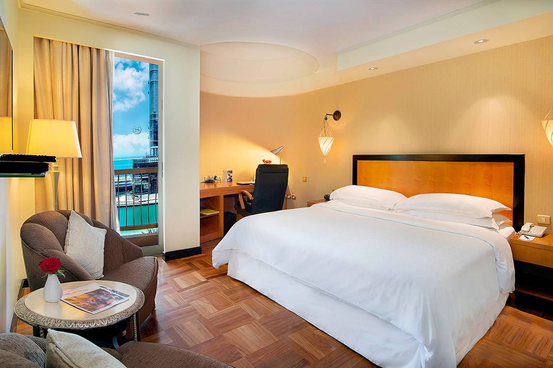 Hotelzimmer im Sheraton Abu Dhabi Hotel mit Blick auf den Ozean
