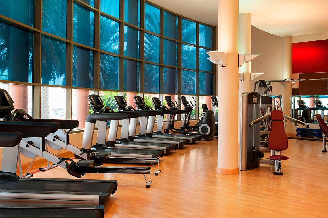 Fitnessstudio im Sheraton Abu Dhabi Hotel mit Laufbändern und Trainingsgeräten