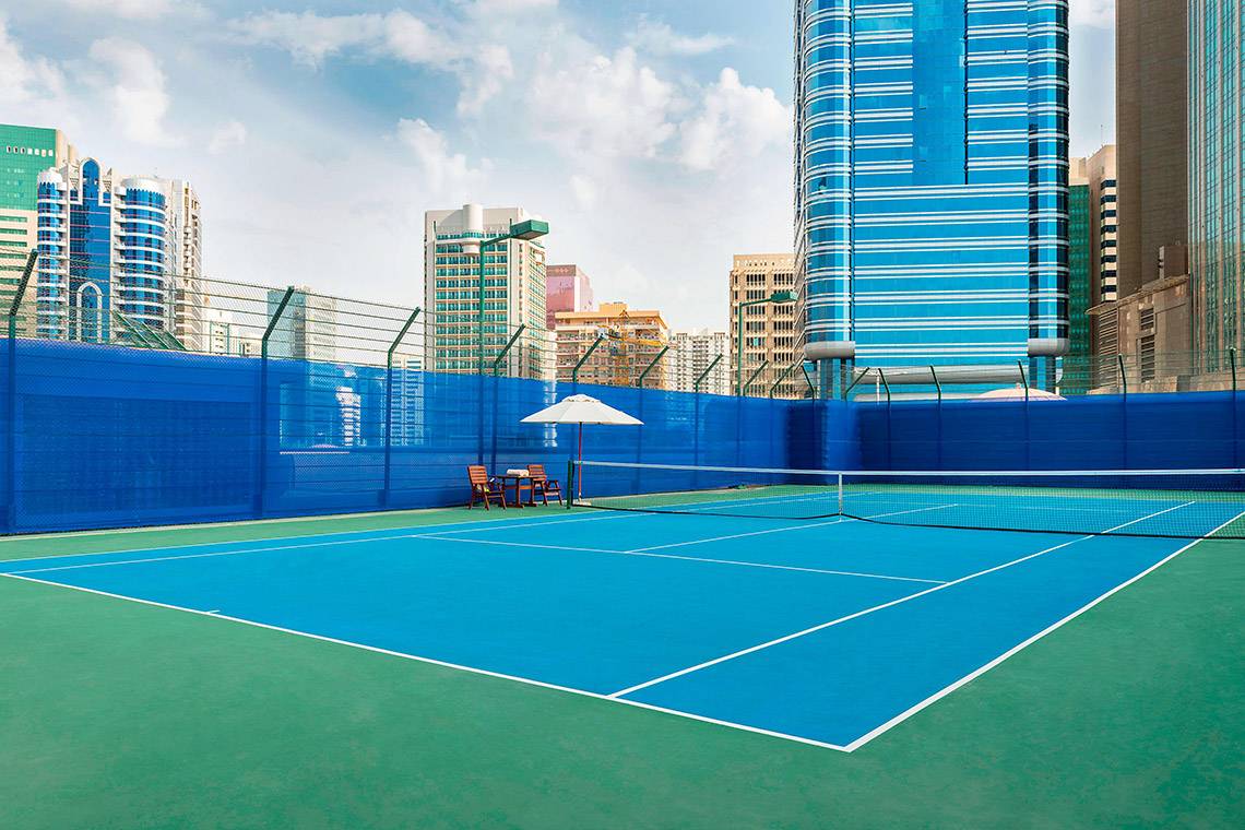 Tennisplatz im Sheraton Abu Dhabi Hotel mit Blick auf die Stadt