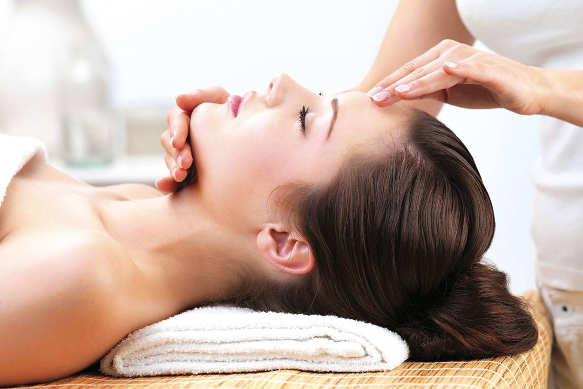 Frau genießt Gesichtsmassage im Makadi Spa Hotel