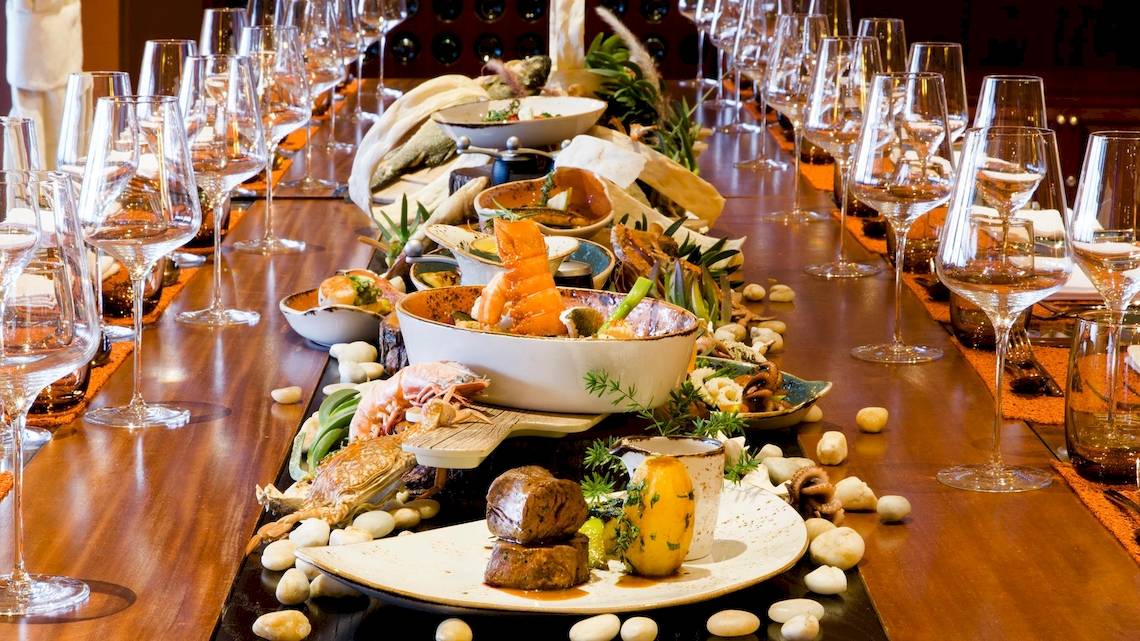 Frühstücksbuffet im Kempinski Hotel Soma Bay mit verschiedenen Speisen und Getränken auf einem langen Tisch.