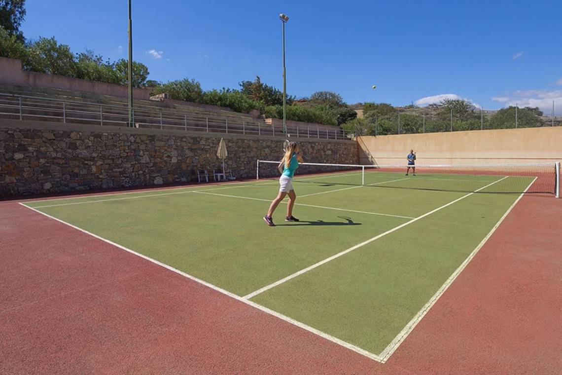 Tennisplatz im Miramare Resort & Spa mit einer Spielerin und einem Spieler.
