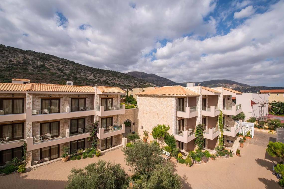 Außenansicht des Cactus Royal Hotels mit mehreren Gebäuden, Balkonen und Pflanzen im Vordergrund.