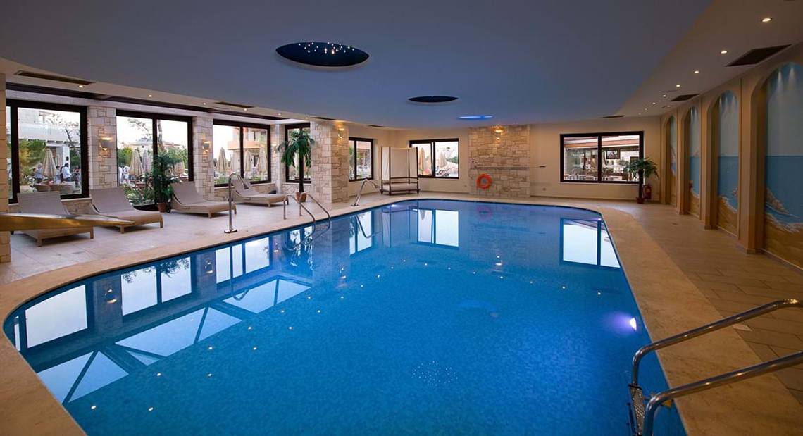 Innenpool im Hotel Cactus Royal mit Lounge-Bereich und großen Fenstern