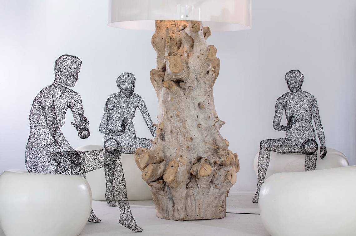 Drei Stühle mit Drahtmodell und großer Lampenfüße aus Holz