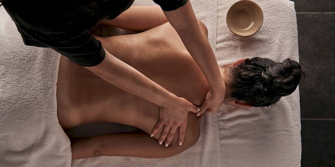 Massage im Myconian Utopia Resort, Frau auf einem Handtuch