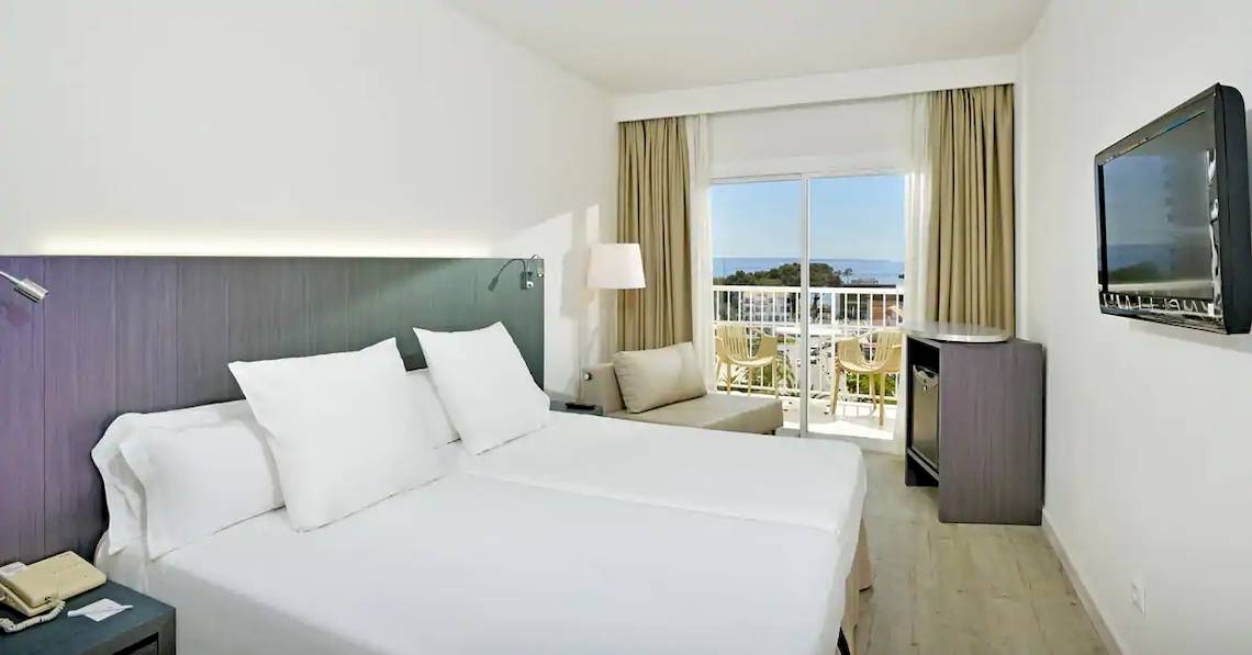 Doppelzimmer im Sol Guadalupe Hotel mit Blick auf den Balkon und das Meer