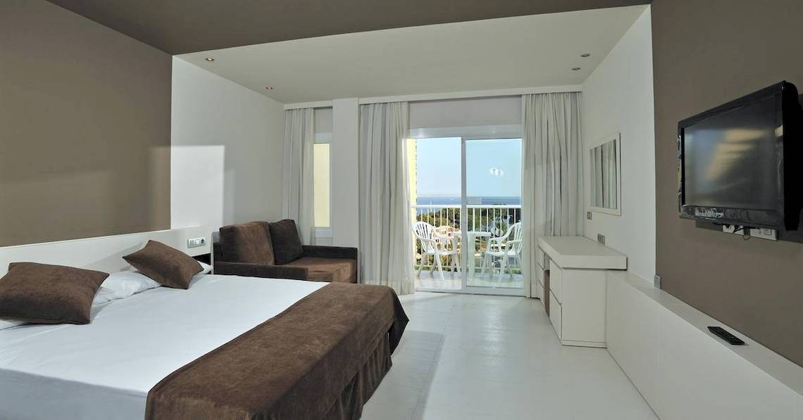 Hotelzimmer mit Meerblick und Balkon im Sol Guadalupe Hotel.