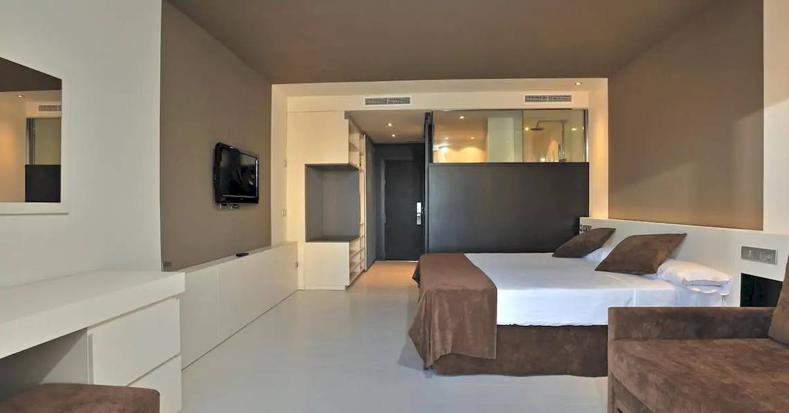 Modernes Hotelzimmer im Sol Guadalupe mit Bett, Fernseher, und Möbeln.