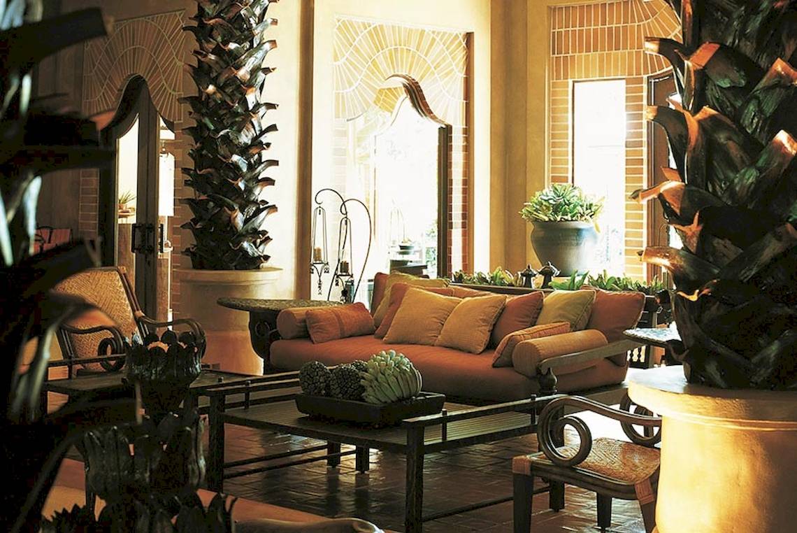 Innenbereich des Rayavadee Hotels mit Loungebereich, Sofa, Tisch und Pflanzen.