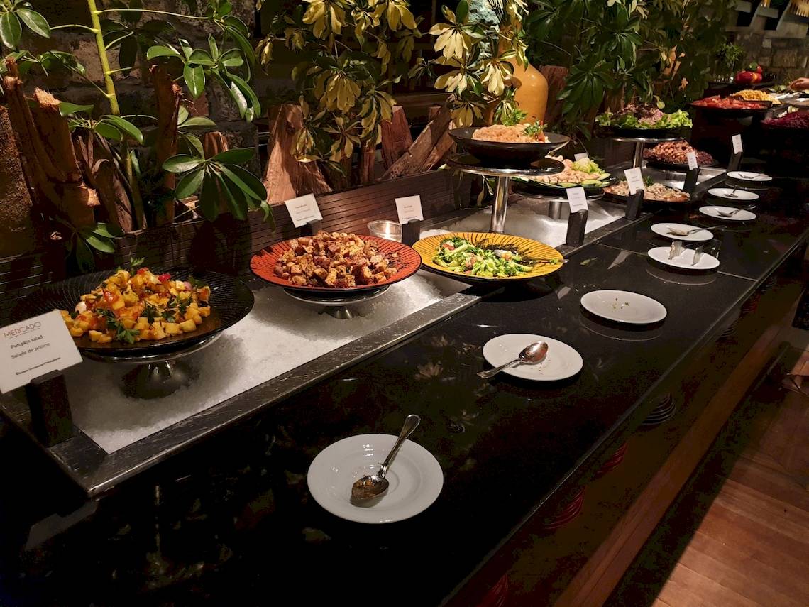 Buffettisch im Outrigger Mauritius Beach Resort mit verschiedenen Gerichten.