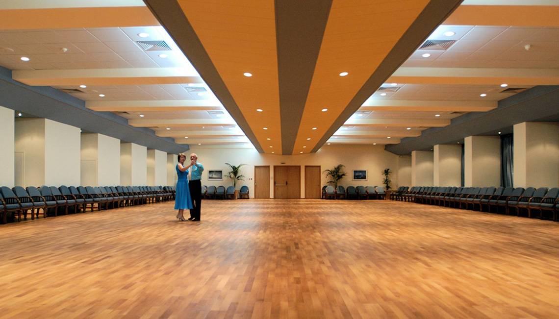 Innenansicht des Ballsaals im Constantinou Bros Athena Royal Beach Hotel mit zwei Tänzern