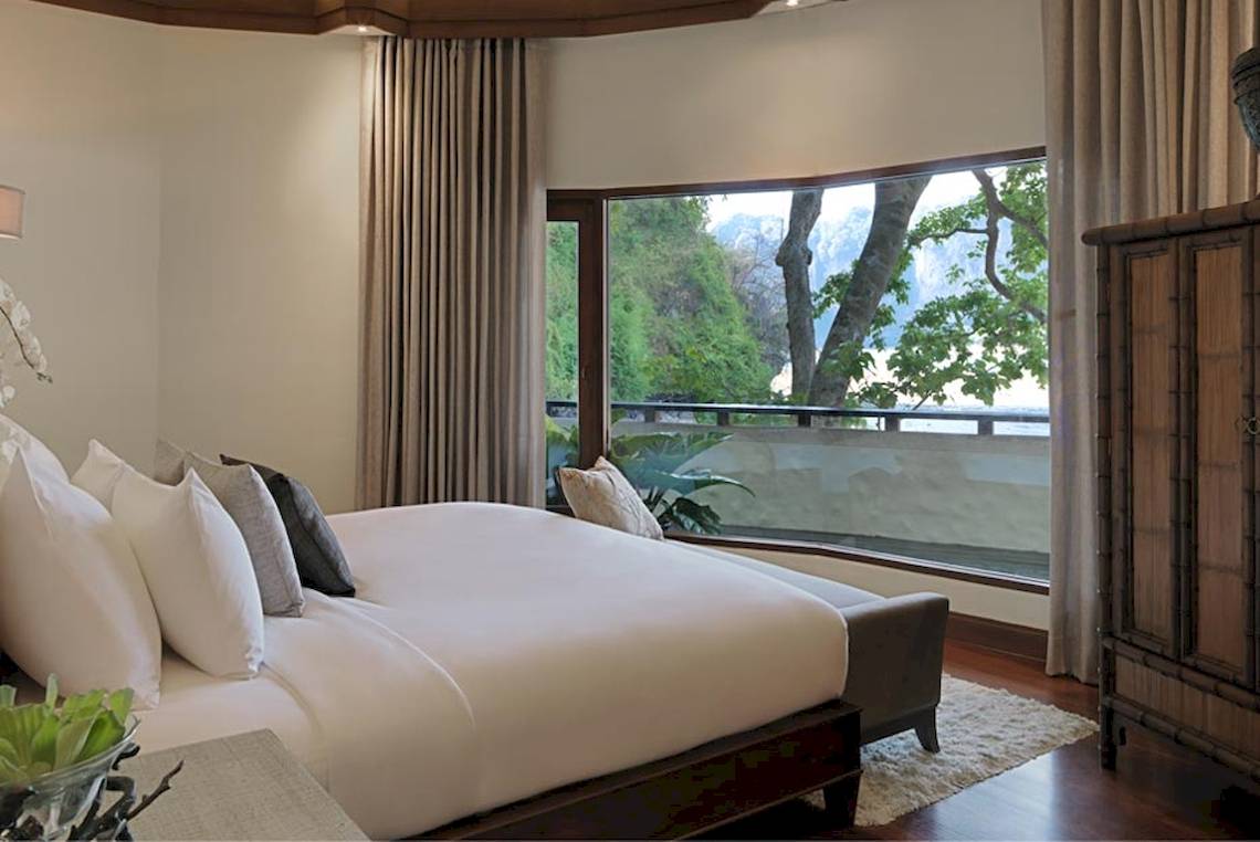 Schlafzimmer im Rayavadee Hotel mit großem Fenster und Balkon zur Landschaft