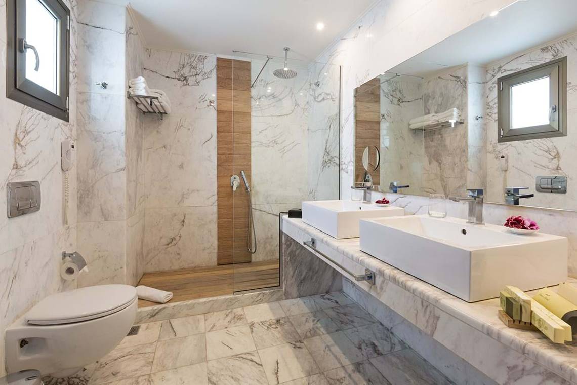 Badezimmer im Royal Blue Resort mit Doppelwaschbecken, Dusche und Toilette