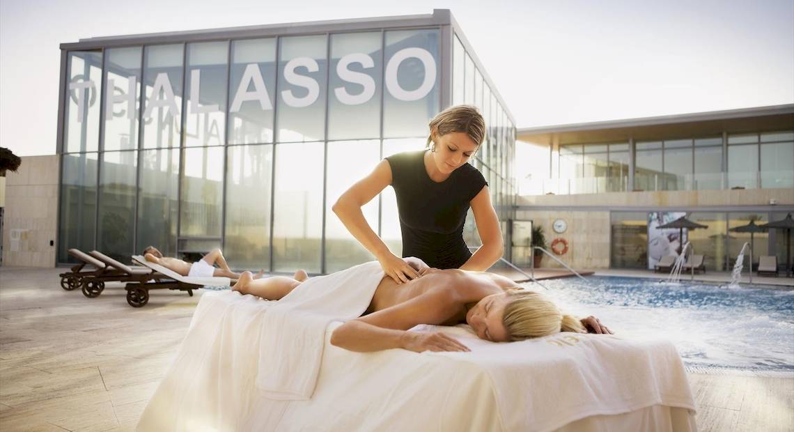Eine Frau erhält eine Massage im Spabereich des Barcelo Fuerteventura Castillo Hotels.