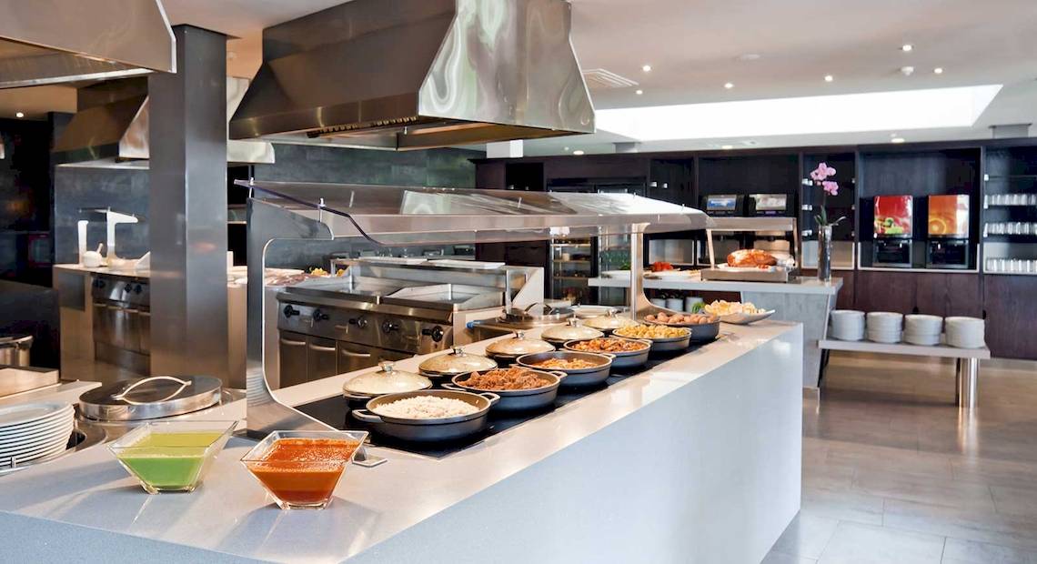 Buffetbereich des Restaurants im Barcelo Fuerteventura Castillo Hotel mit verschiedenen Gerichten.