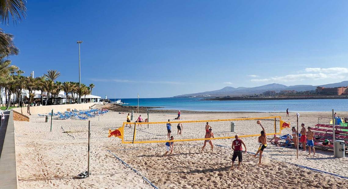 Volleyballspieler auf dem Strand des Barcelo Fuerteventura Castillo Hotels