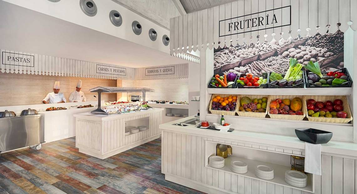 Innenansicht des Frutería Restaurants im Barcelo Fuerteventura Castillo Hotel mit Buffet und Dekoration.