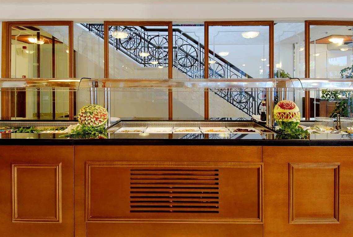 Buffettisch im Platanista Hotel mit verschiedenen Speisen und Wassermelonen-Dekoration.