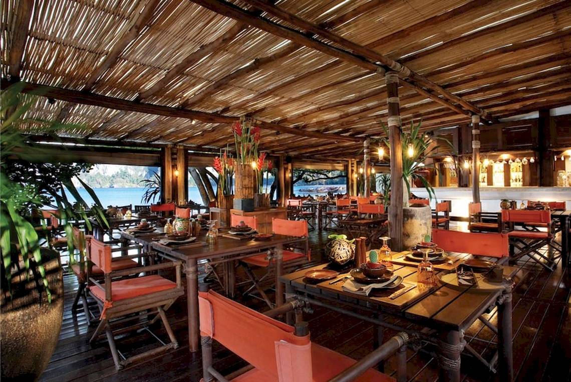 Innenansicht des Restaurants im Rayavadee Hotel mit Blick auf das Meer.