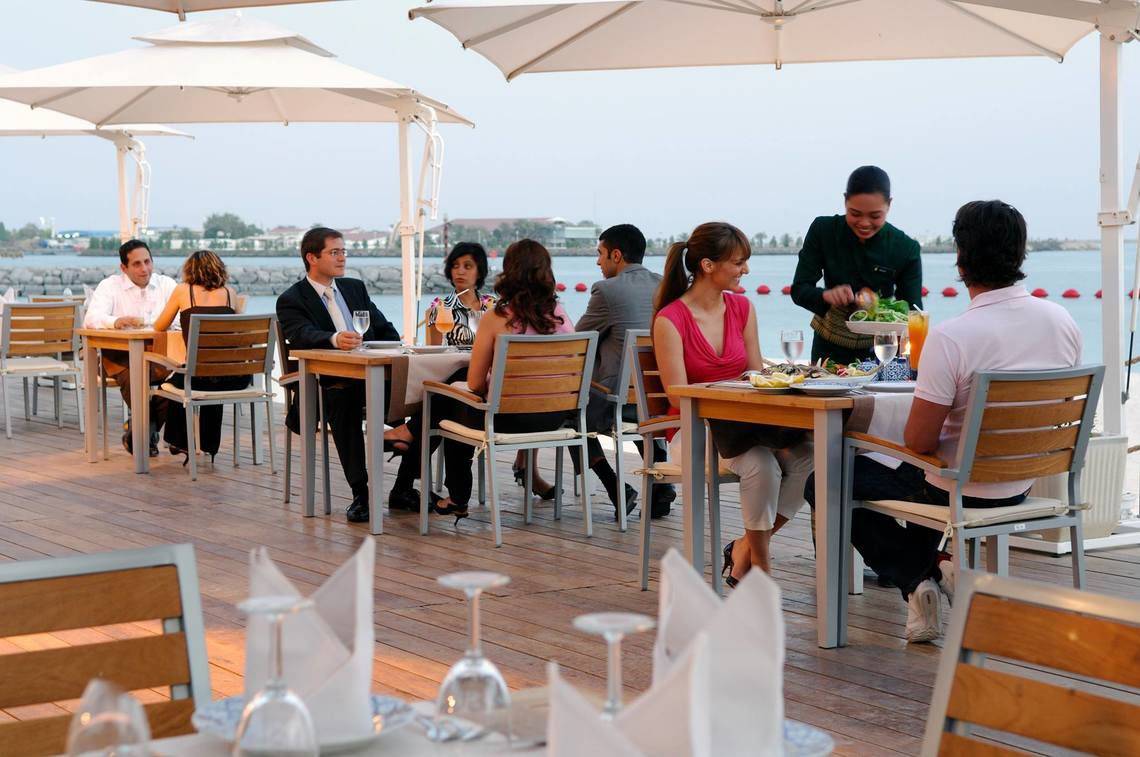 Gäste essen auf der Terrasse des Intercontinental Hotels in Abu Dhabi.