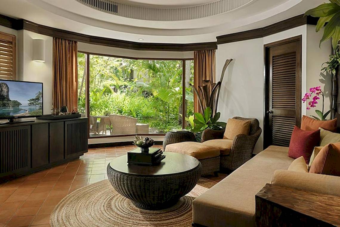 Rayavadee Hotel Wohnzimmer mit Blick auf den Garten durch große Fenster